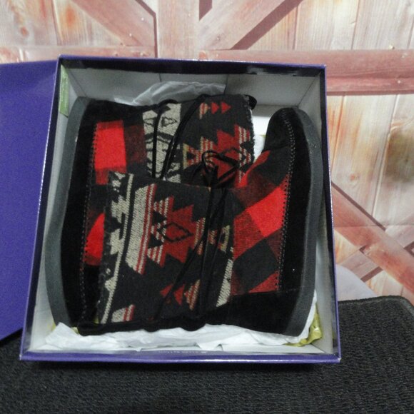 Madden girl Jackman style plaid flannel moccasin style boot sz 8. NWT and box - Picture 1 of 6